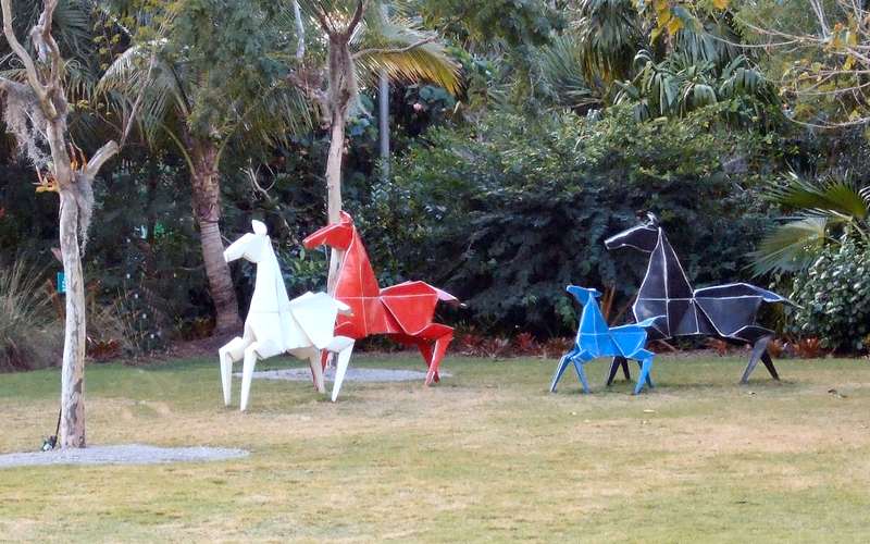 Esculturas de pôneis para praças e jardins Origamis de cavalos de metal