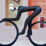 Ciclismo representado em escultura minimalista de resina e metal