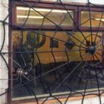 Teia de aranha como grade de ferro para proteger janela e porta