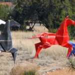 Origamis monumentais de cavalos modelados com chapa de aço