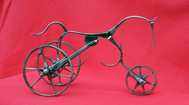 Triciclo com cravos de ferradura