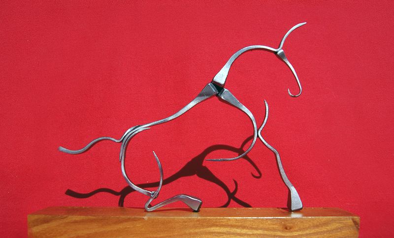 Escultura com cravos de ferradura