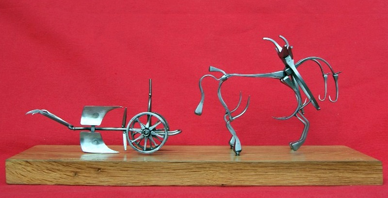 Escultura com cravos de ferradura