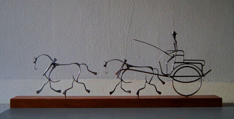 Escultura com cravos de ferradura