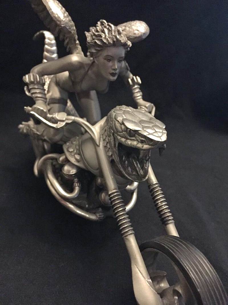 Escultura de mulher de moto