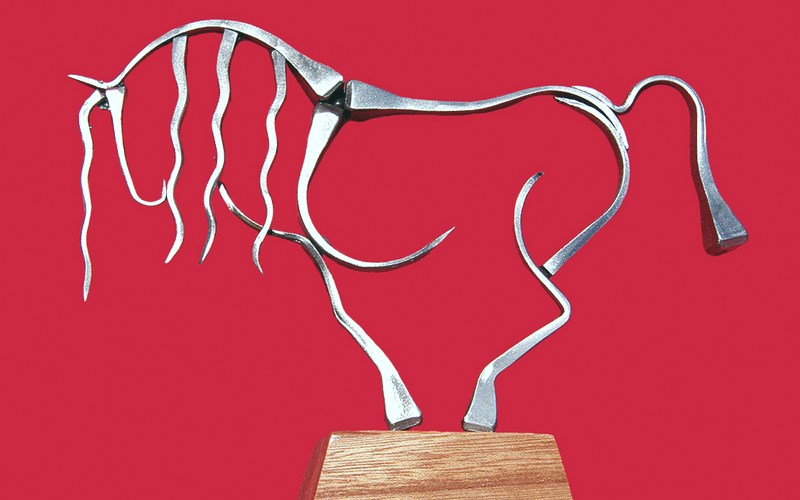 Escultura com cravos de ferradura