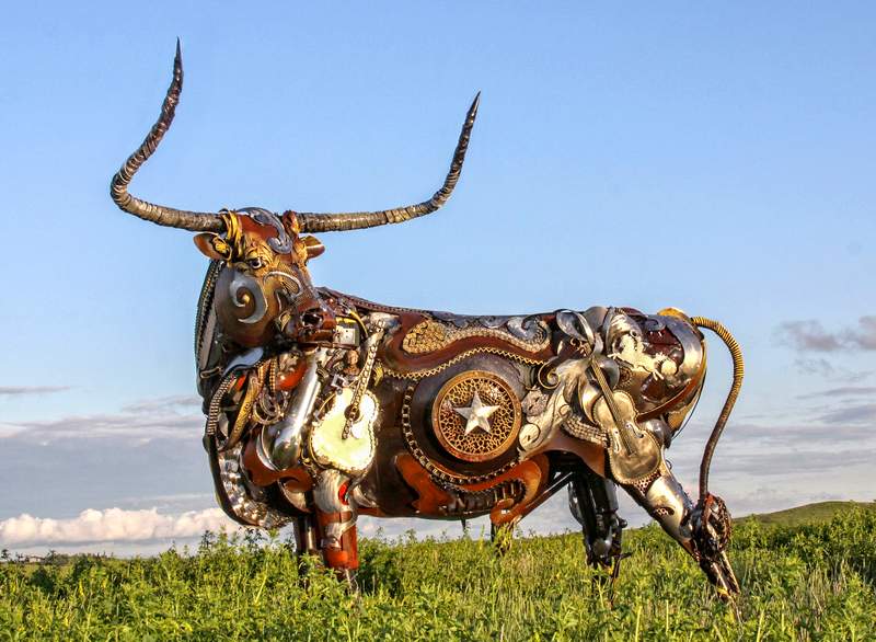 Touro em escultura com sucatas Arte com reciclagem de sucata metálica