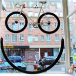 Bicicleta de verdade forma smiley numa vitrine de bike shop