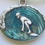 Surfista entuba em medalha retrô de metal e resina para cordão