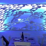 Painel luminoso com cardume de peixes na decoração marinha