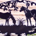 Serralheria artística para haras: silhuetas de cavalos no pasto