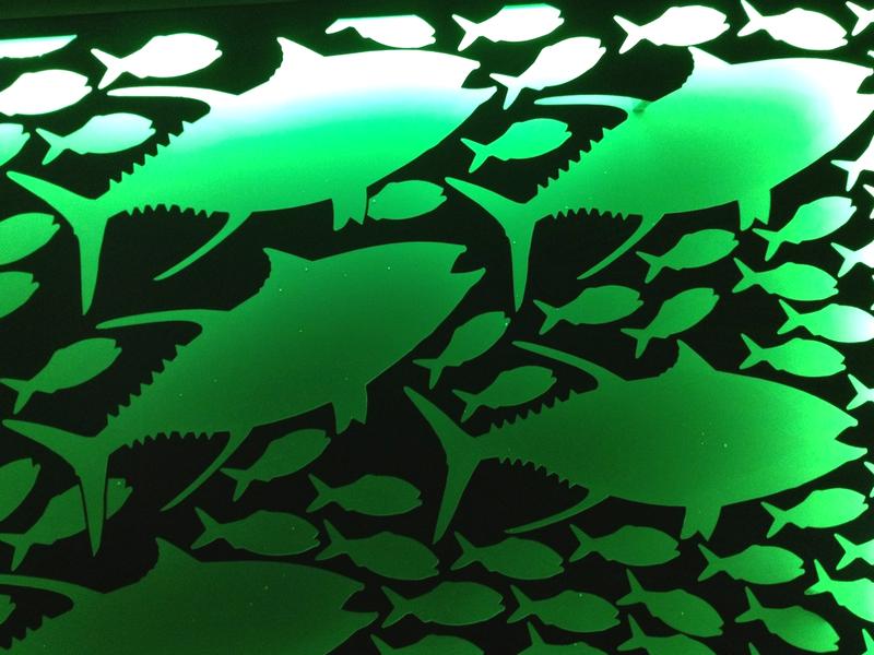 Painel iluminado com peixes