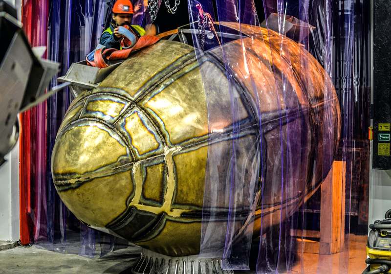 Escultura gigante de metal