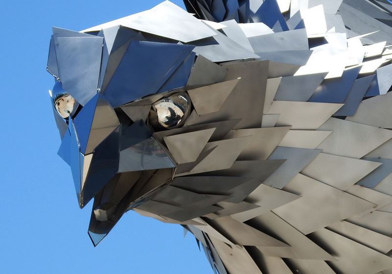 Estátua gigante de metal