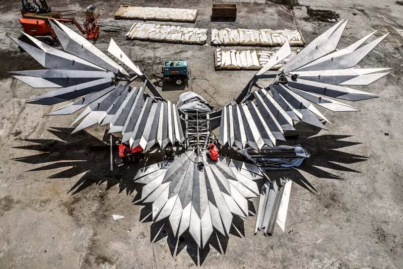 Escultura gigante de metal