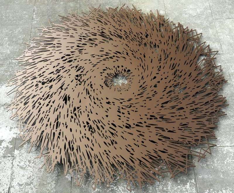 Escultura de furacão em alumínio