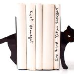 Silhueta de gato em suporte porta-livros para mesas ou estantes