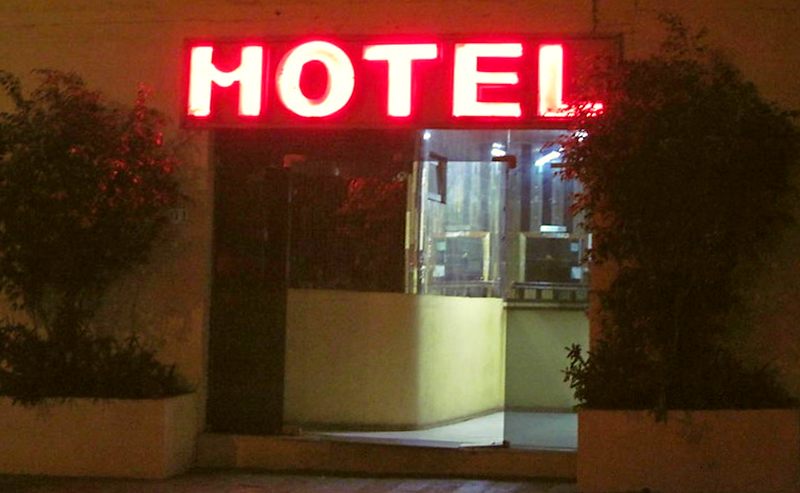 Letreiro 3D para Motel M disfarçado como H