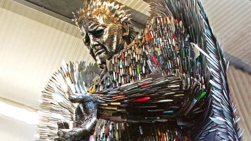 Escultura anjo com facas