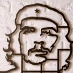 Painel de parede traz a efígie metálica de Ernesto Che Guevara