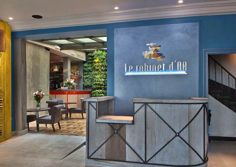 Painel com logo de hotel