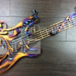 Guitarra elétrica em painel de parede com efeitos holográficos