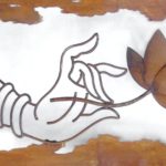 Painel de aço com mão de Buda segurando flor de lótus