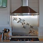 Tartarugas marinhas decoram fogão em cozinha de casa de praia