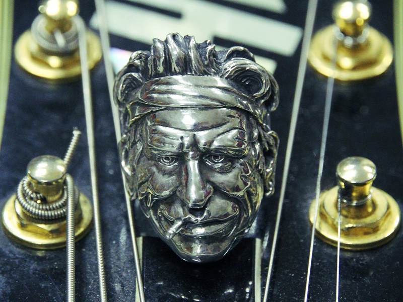 Bijuteria com o rosto de Keith Richards Efígie do guittarista dos Stones