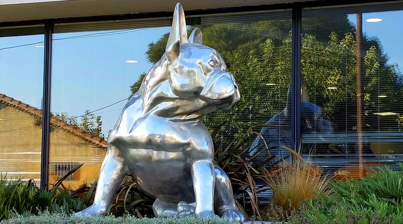 Escultura de cachorro gigante