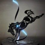 Silhuetas de cavalos em luminárias com fitas de lâmpadas LED