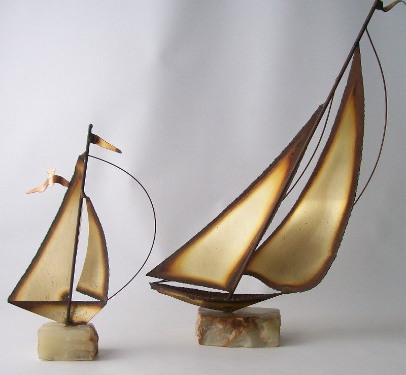 Réplica em miniatura de barco a vela