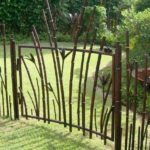 Cerca e portão para jardim com tubos imitando bambu