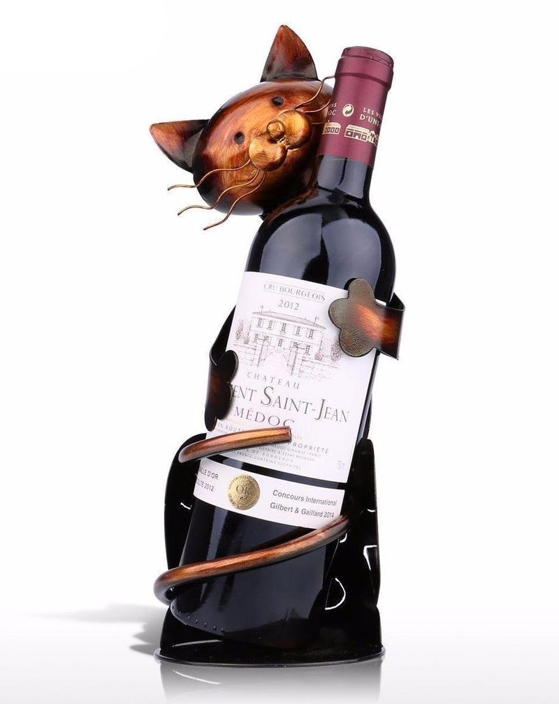 Gatinho agarrado a garrafa