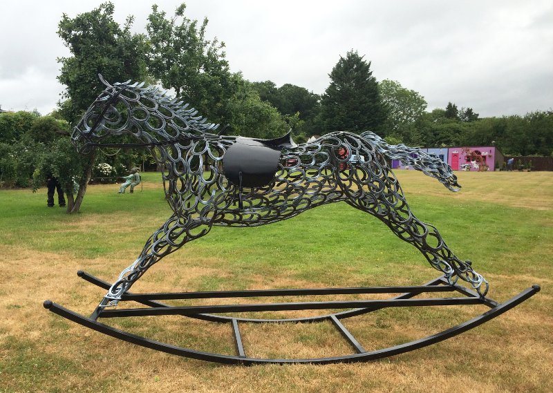 Escultura de cavalo com ferraduras
