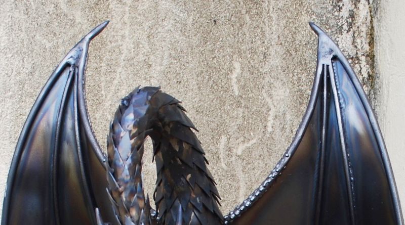 Escultura de dragão em chapa de aço