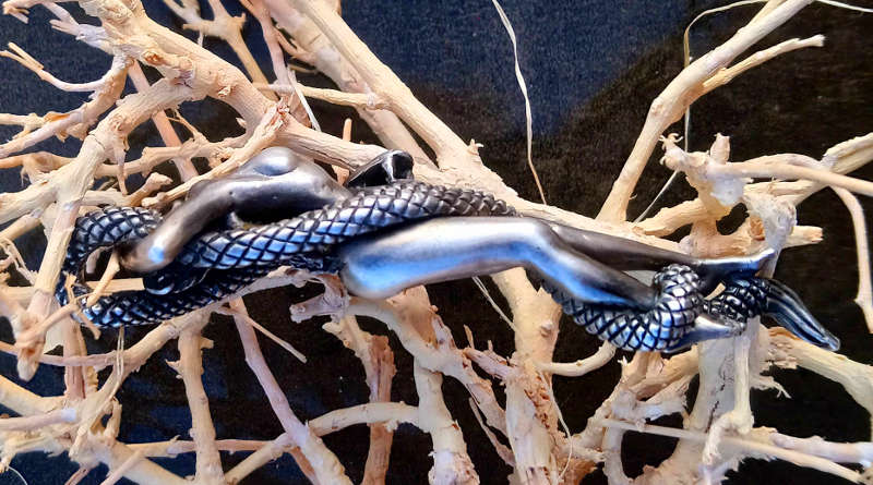 Pingente com mulher enrolada numa serpente