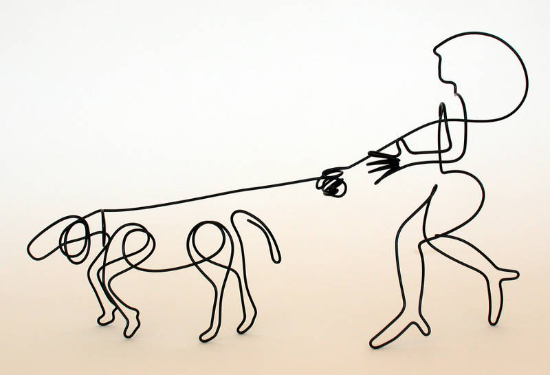 Mulher passeando com cachorro Escultura em varetas de metal