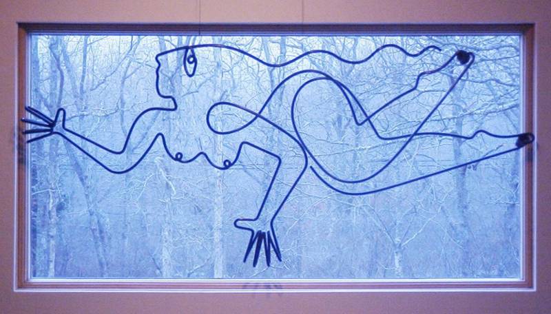 Mulher em escultura de arame Painel de metal para fixar na janela