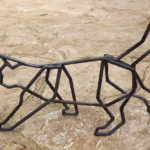 Gato de forma geométrica esculpido com varetas de aço