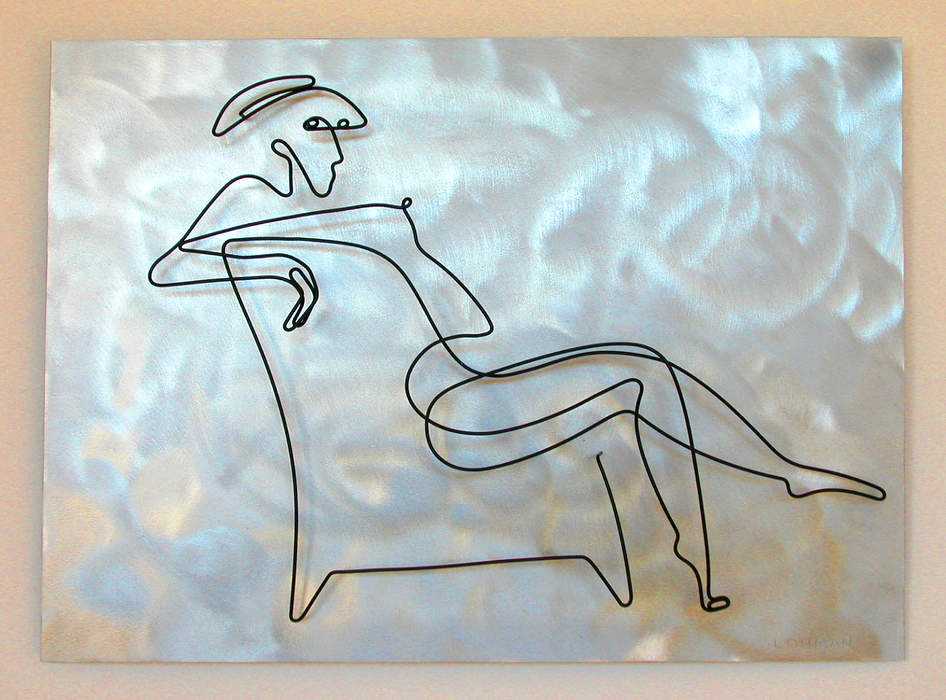 Painel de metal e arame Mulher sentada numa poltrona