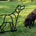 Cachorro da raça Labrador esculpido em aço para enfeitar jardim