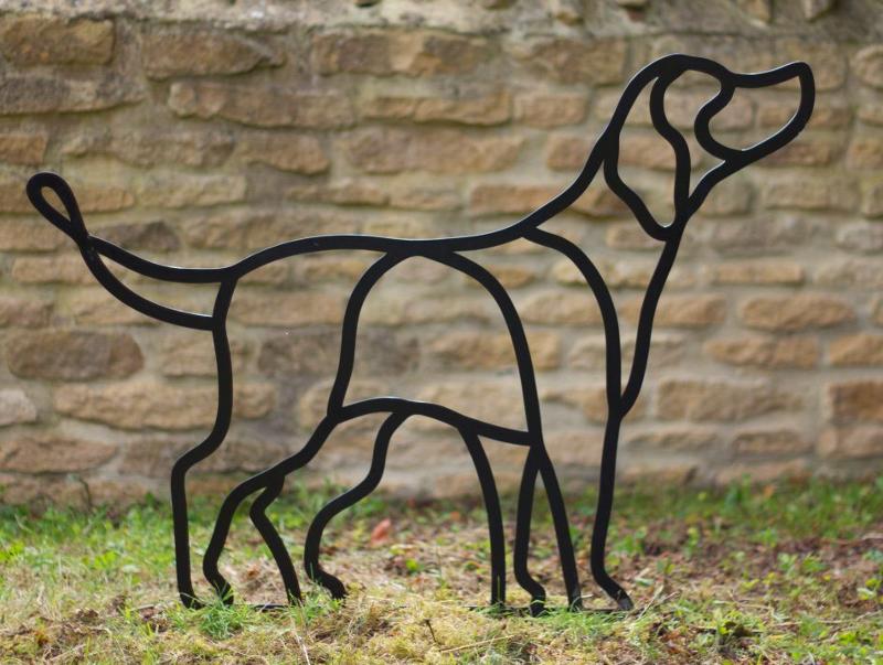 Escultura de cão em aço