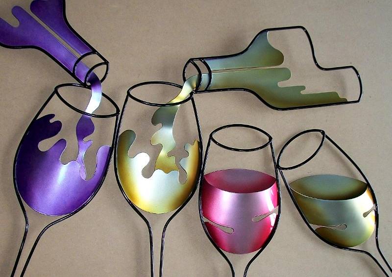 Chapas de aço imitam vinhos tinto, branco e rosé