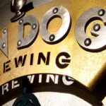 Logo de cerveja artesanal em placa 3D com a marca de metal