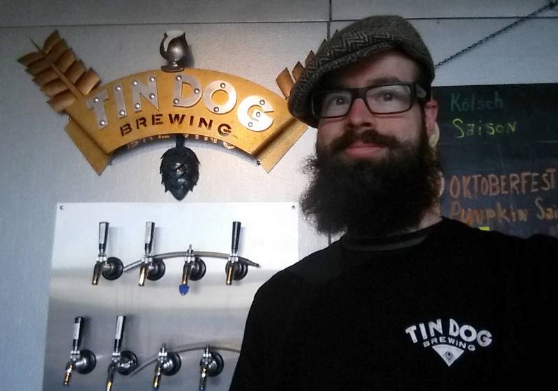 Placa com logo de cervejaria artesanal Serralheria artística