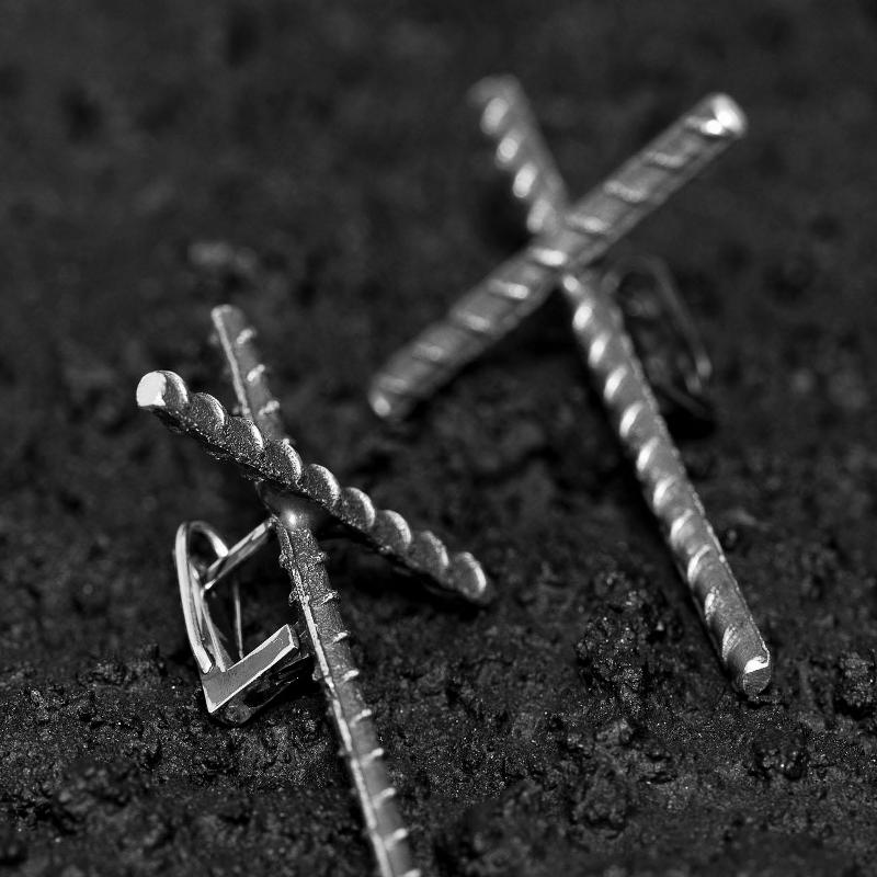 Crucifixos de metal