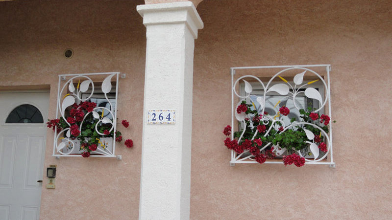 Grade para janela com flores de metal Serralheria artística em Petrópolis - RJ