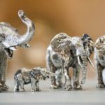 Manada de elefantes africanos em miniatura fundidos em pewter