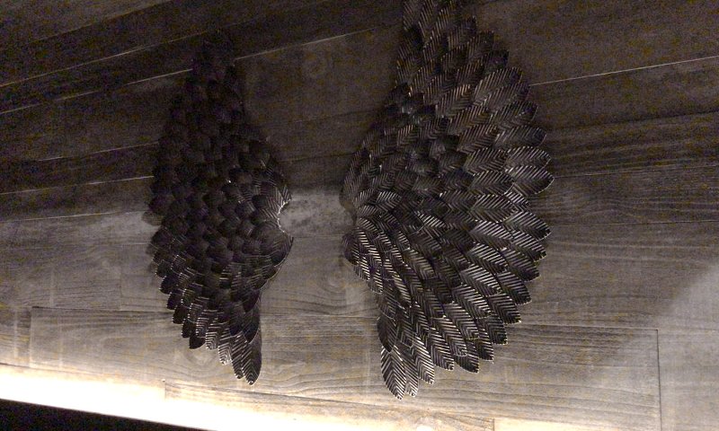 Asas de anjo sobre madeira reciclada